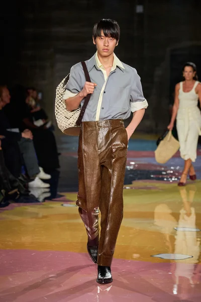 Look 10